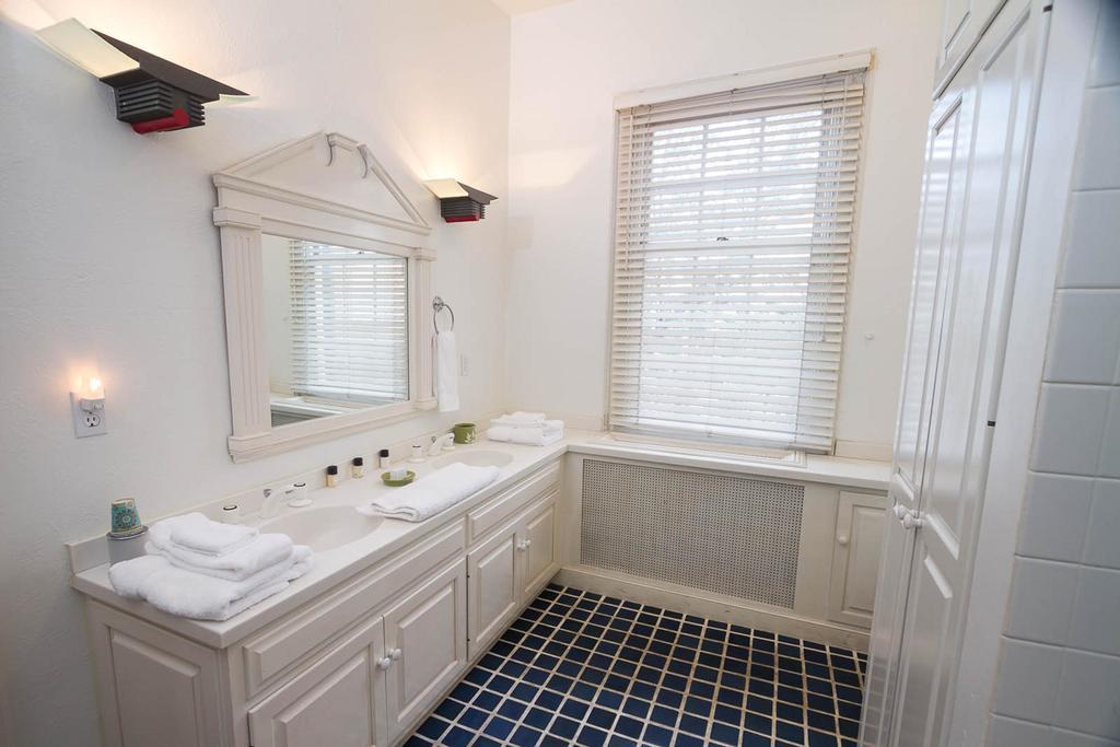 The At Lincoln Square Inn 2*