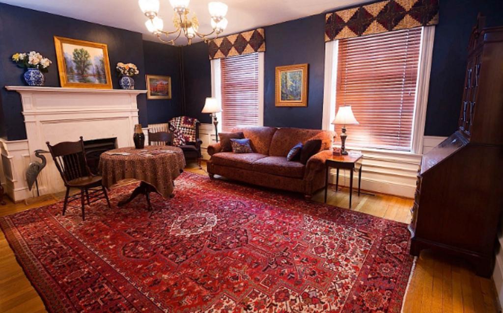 The At Lincoln Square Inn 2*
