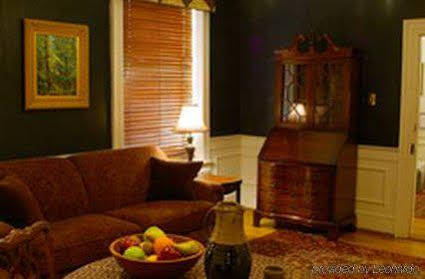 The At Lincoln Square Inn