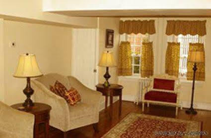 The At Lincoln Square Inn