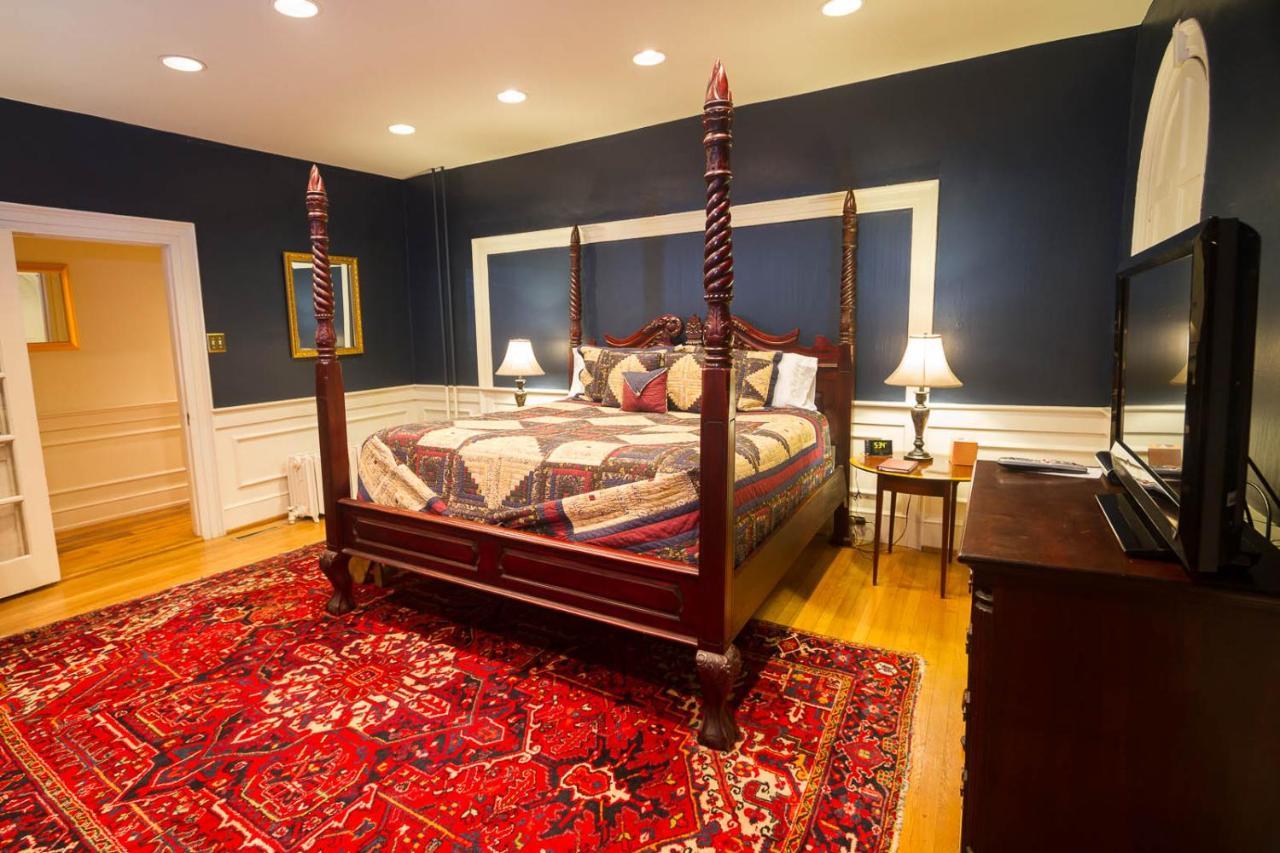 The At Lincoln Square Inn