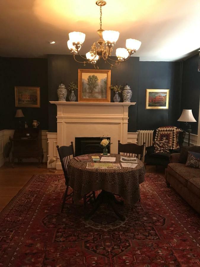 The At Lincoln Square Inn 2*